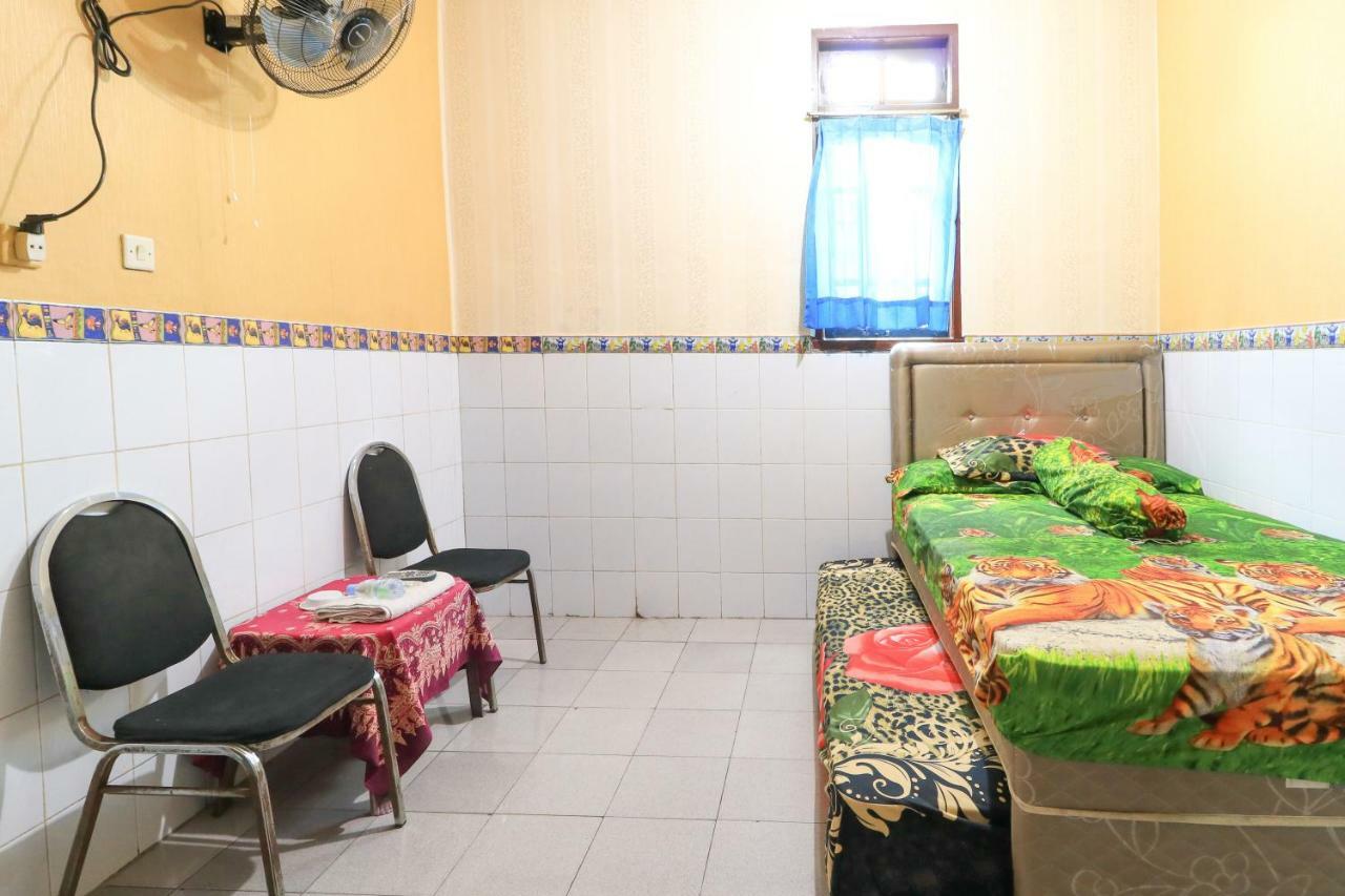 Dharmawati Homestay Syariah At Terminal Purabaya Waru Exteriör bild