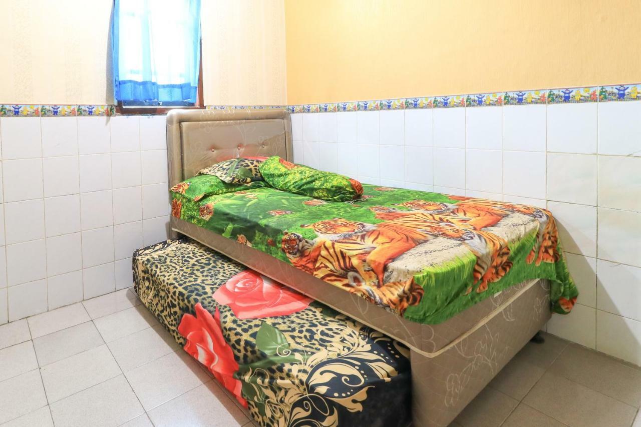 Dharmawati Homestay Syariah At Terminal Purabaya Waru Exteriör bild